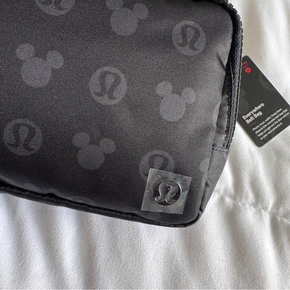 Lululemon x Disney Everywhere Belt Bag Mickey and Logo Print - Disney Black - Picture 5 of 9
